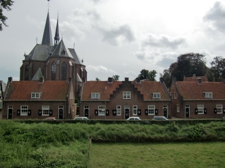 's-Heerenberg : Muntwal, Muntwal-Häuser und im Hintergrund die römisch-kath. Kirche St. Pankratius.